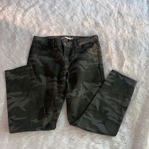 Levi’s women’s camouflage 711 skinny jeans